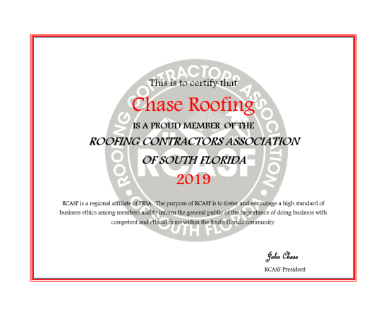 Acerca de nosotros: Certificado que certifica a Chase Roofing como miembro de la Asociación de Contratistas de Techos del Sur de la Florida para 2019, firmado por el Presidente de RCASF, John Chase.